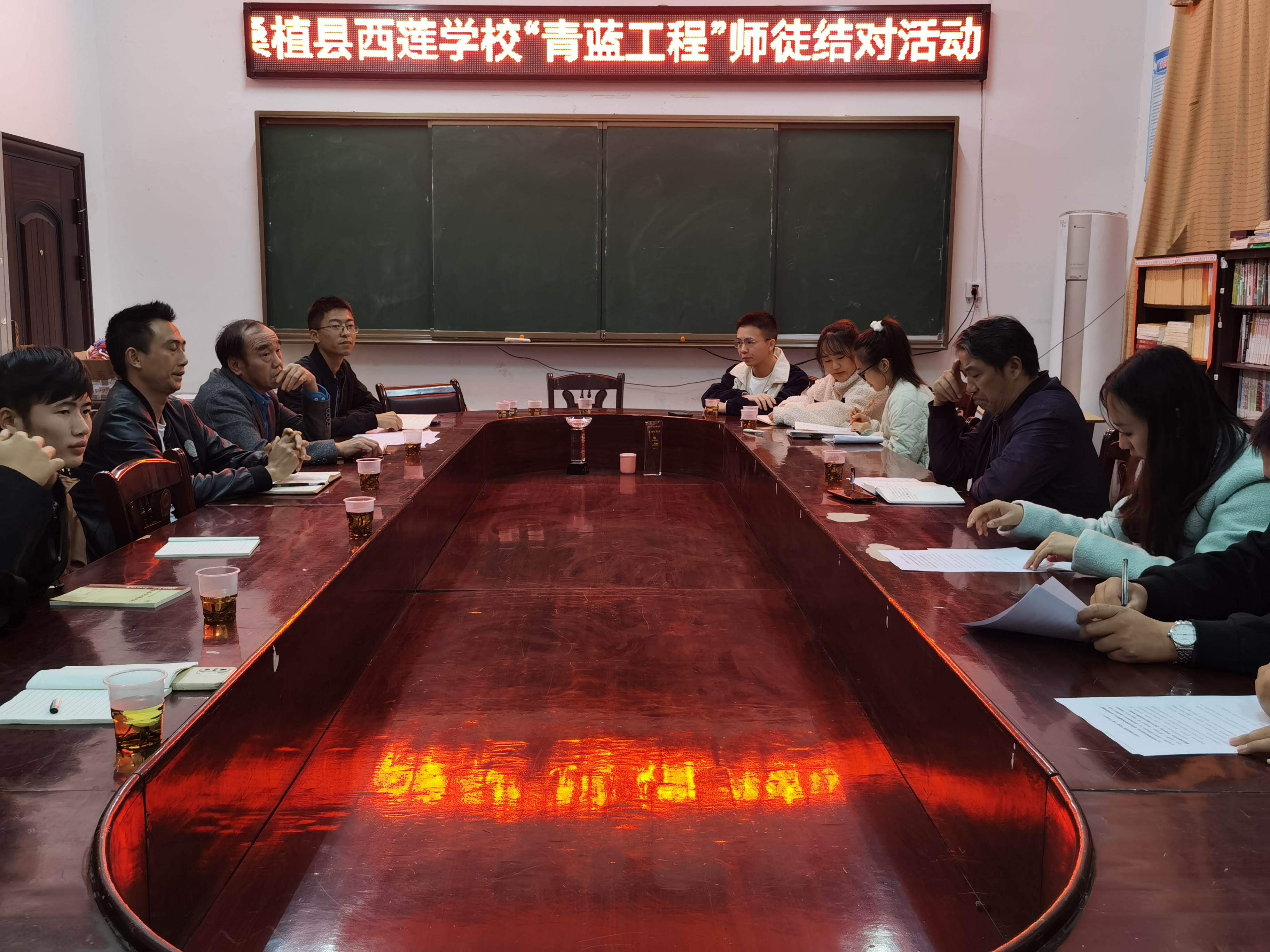 桑植县西莲学校 ：敬茶仪式增添师徒结对活动传统文化色彩