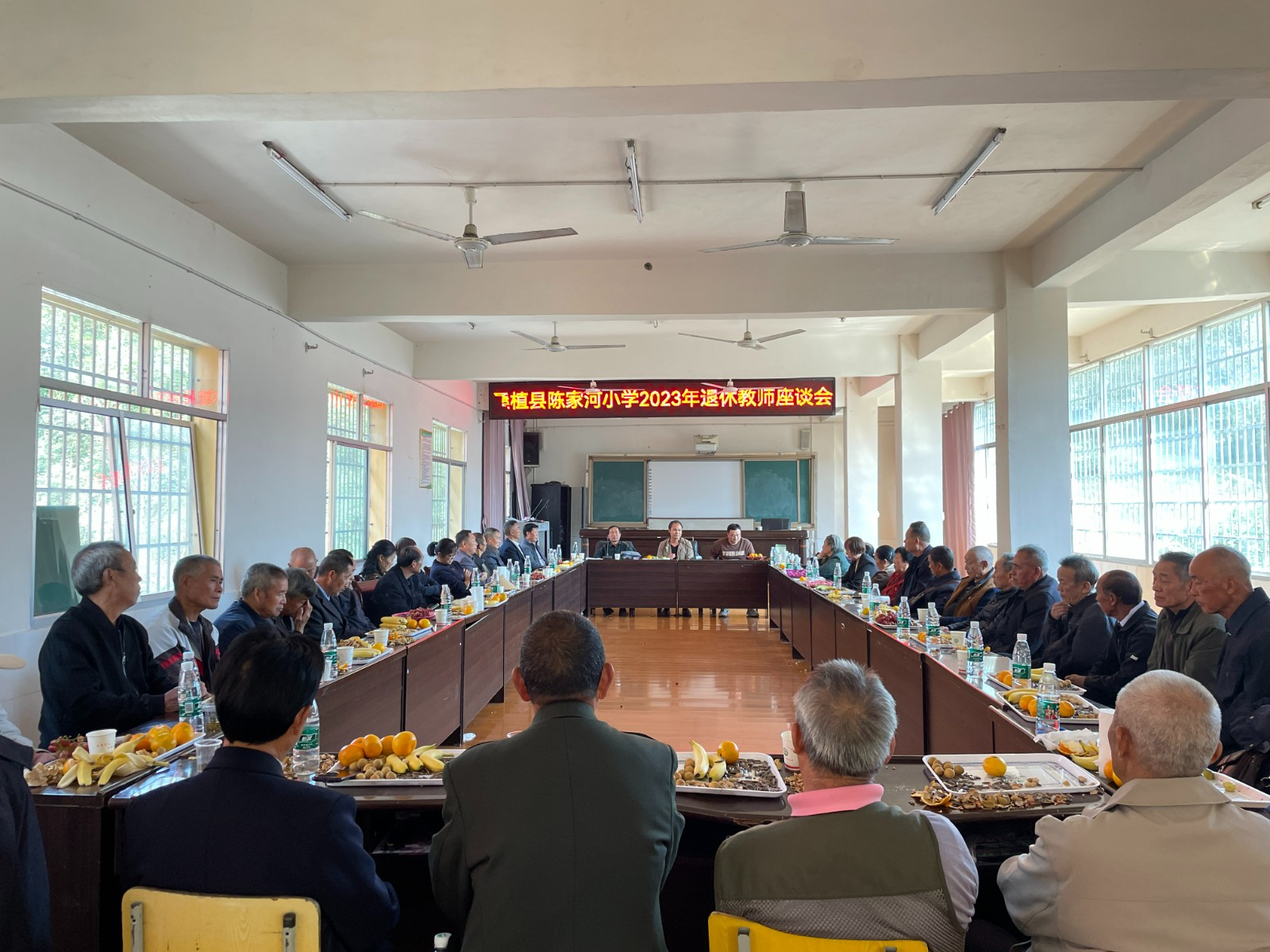 桑植县陈家河小学：九九重阳温旧情