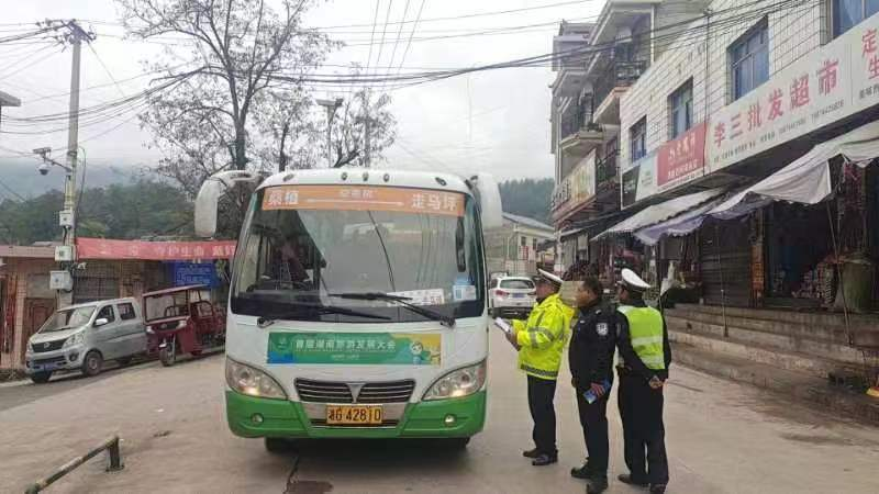空壳树乡：开展交通安全劝导 筑牢交通安全“底线”
