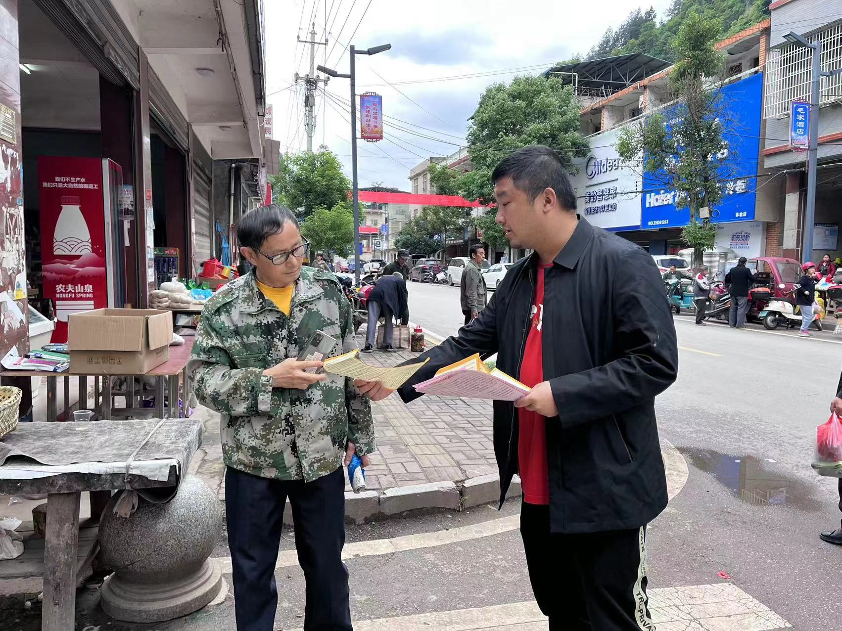 竹叶坪乡：敲门行动“入心间” 打好安全“主动仗”