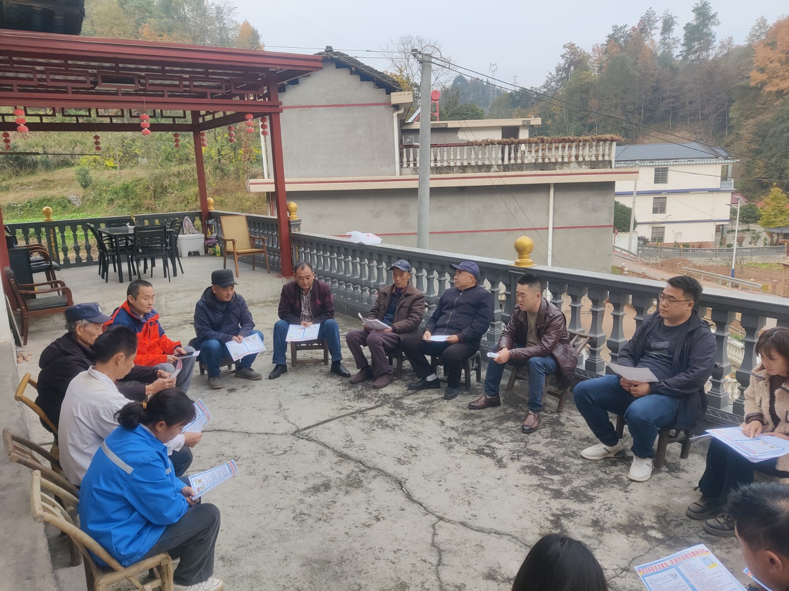 利福塔镇：屋场会上共谈控违新政策