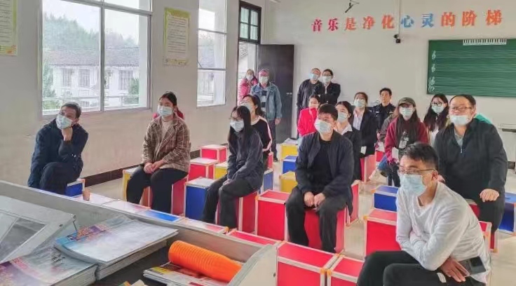 马合口学校:集中观看反腐倡廉教育片  强化师德师风建设