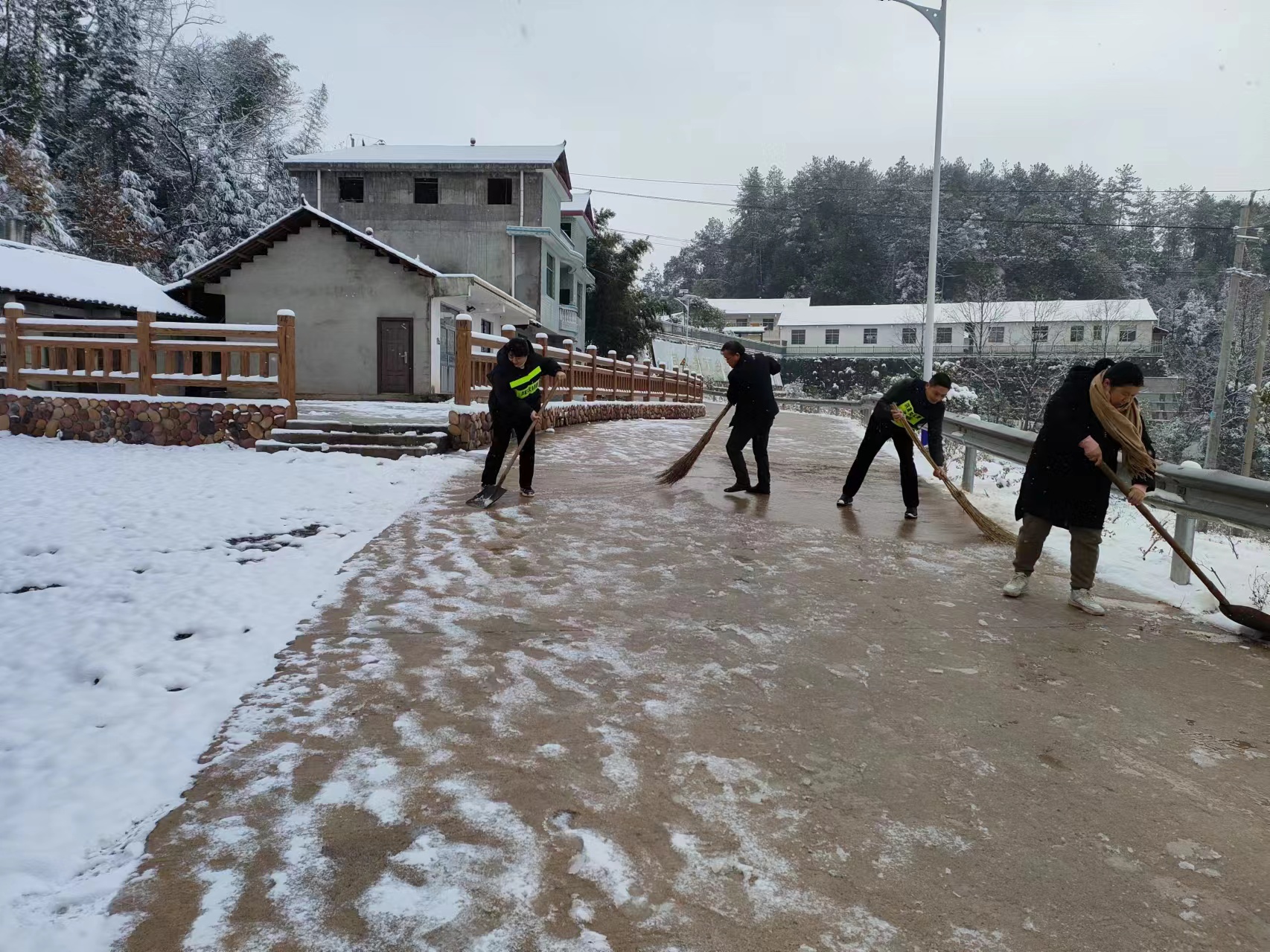 洪家关白族乡：扫雪铲冰保出行