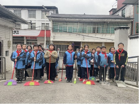 桑植县八大公山小学开展“学雷锋，树新风”活动