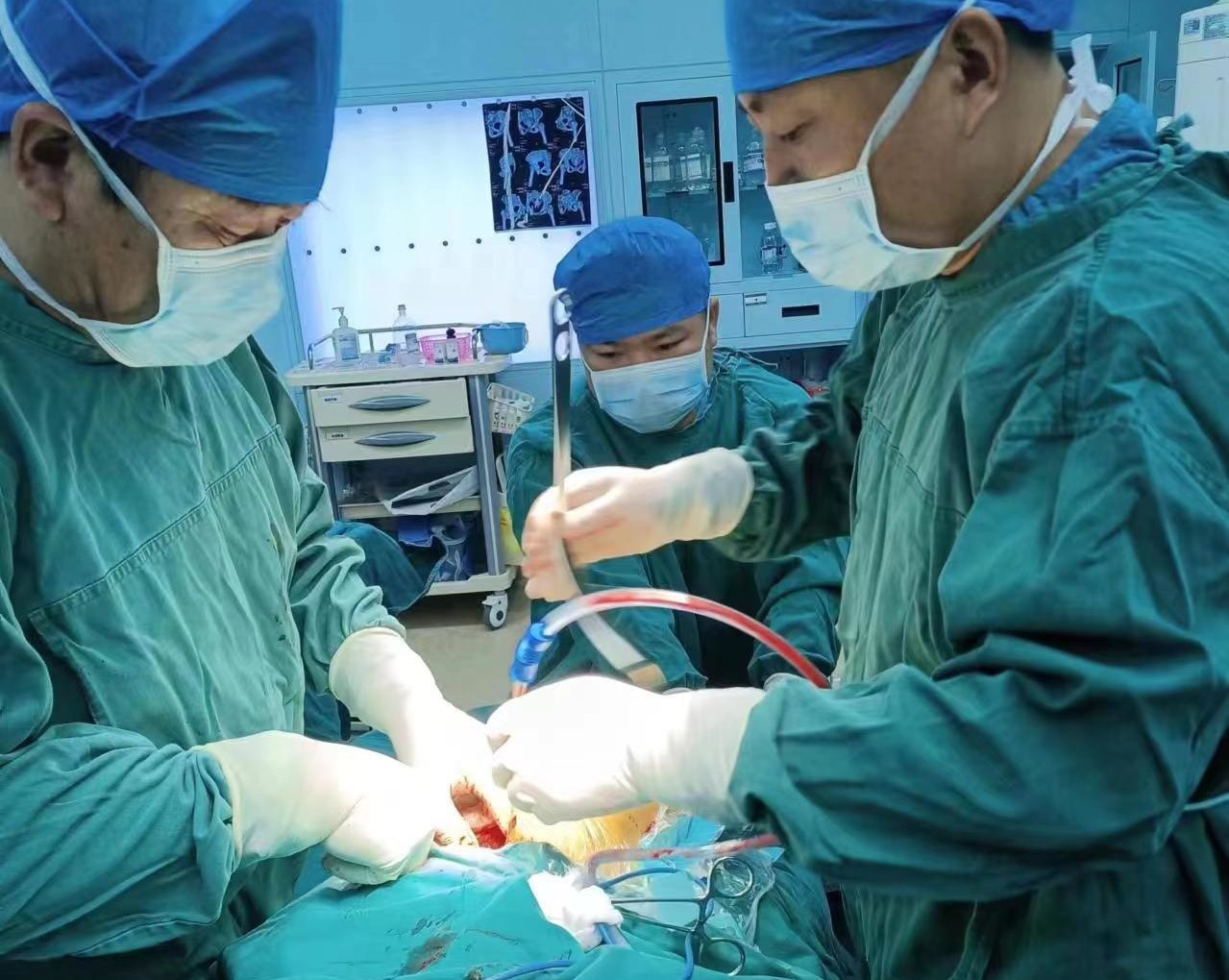 刷新高龄记录！县总医院人民医院院区为96岁老人完成人工股骨头置换手术