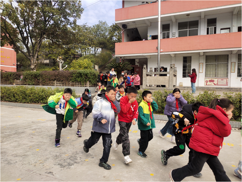 瑞塔铺小学举行消防安全疏散演练活动