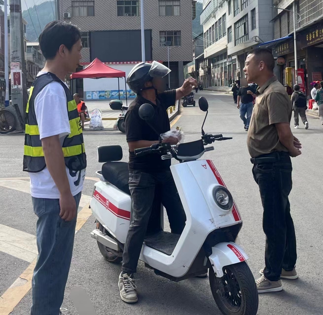 凉水口镇全力攻坚 整治交通顽瘴痼疾