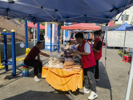 芙蓉桥白族乡：利用农村“赶集日” 开展信访法治化宣传活动