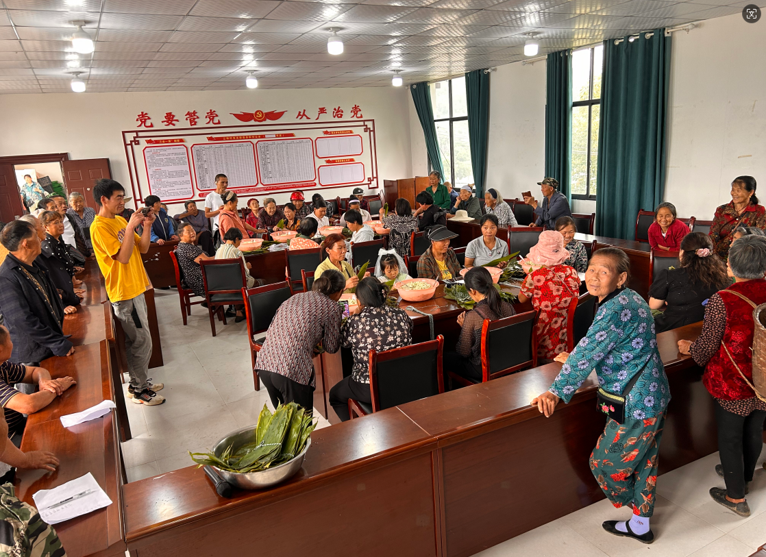 桥自弯镇三和村：欢聚一堂包粽子  其乐融融迎端午