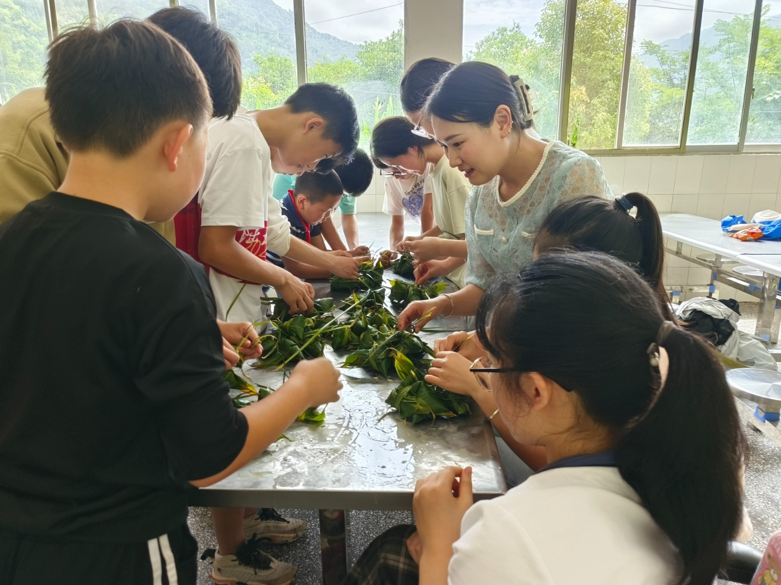 人潮溪学校开展“端午粽叶香 传承中华情”主题活动