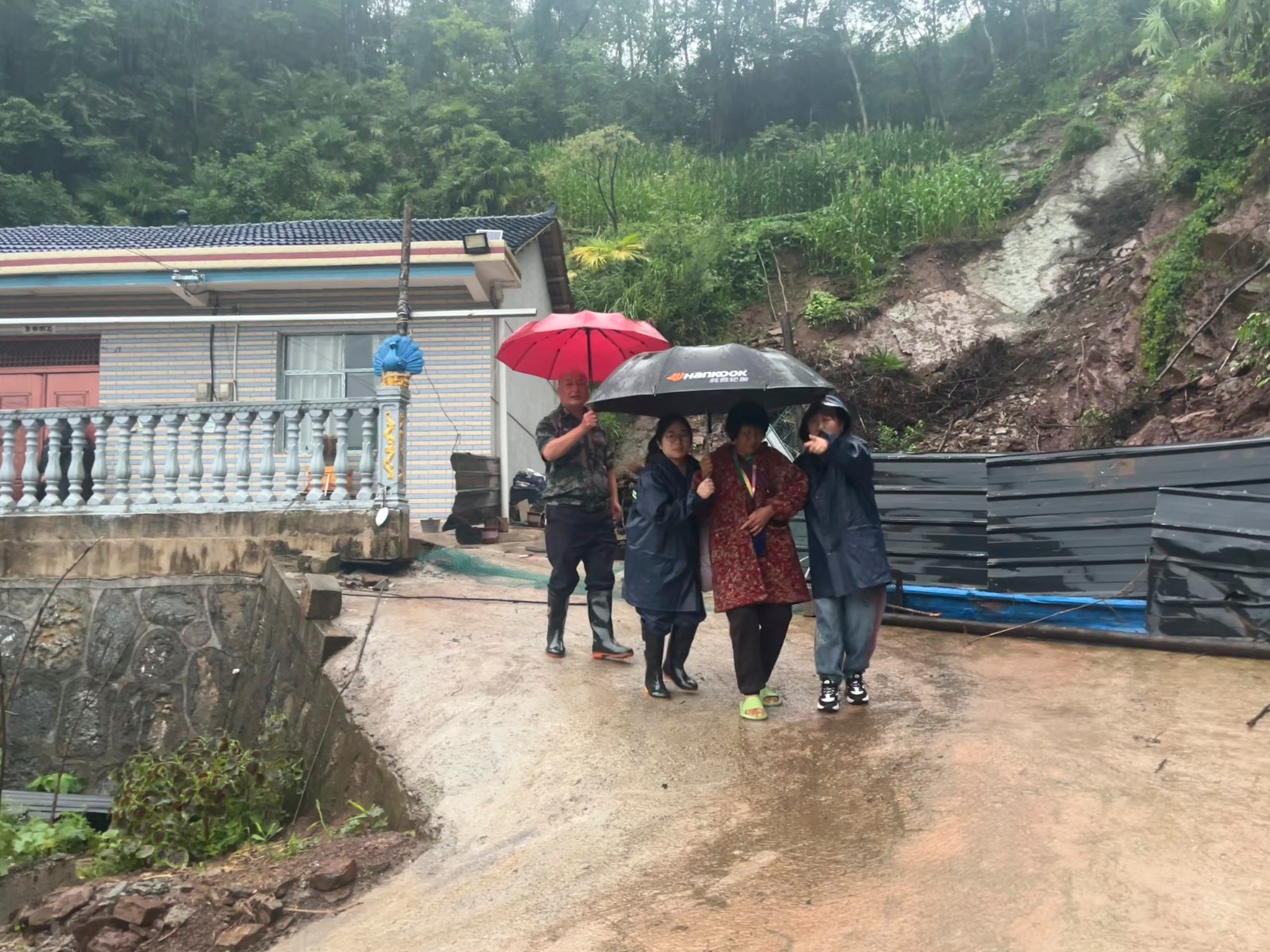 马合口白族乡：“汛”速行动 党员干部防汛一线显担当