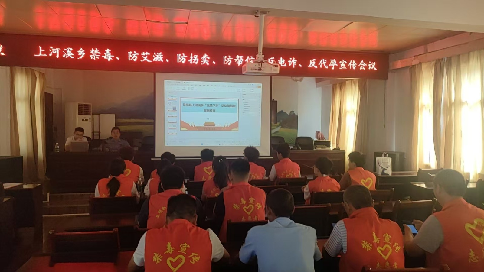 上河溪乡开展大学生暑期送法下乡平安宣传活动