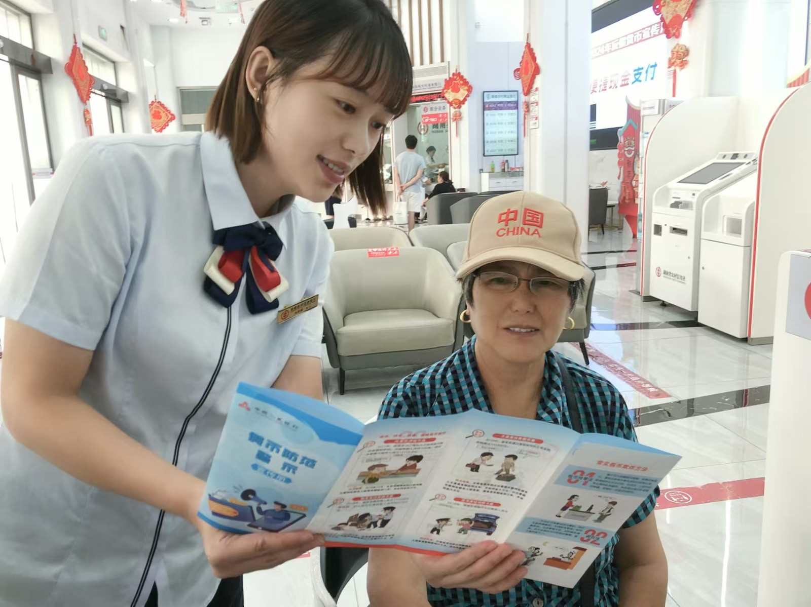 桑植农商银行开展“反假货币宣传月”系列活动