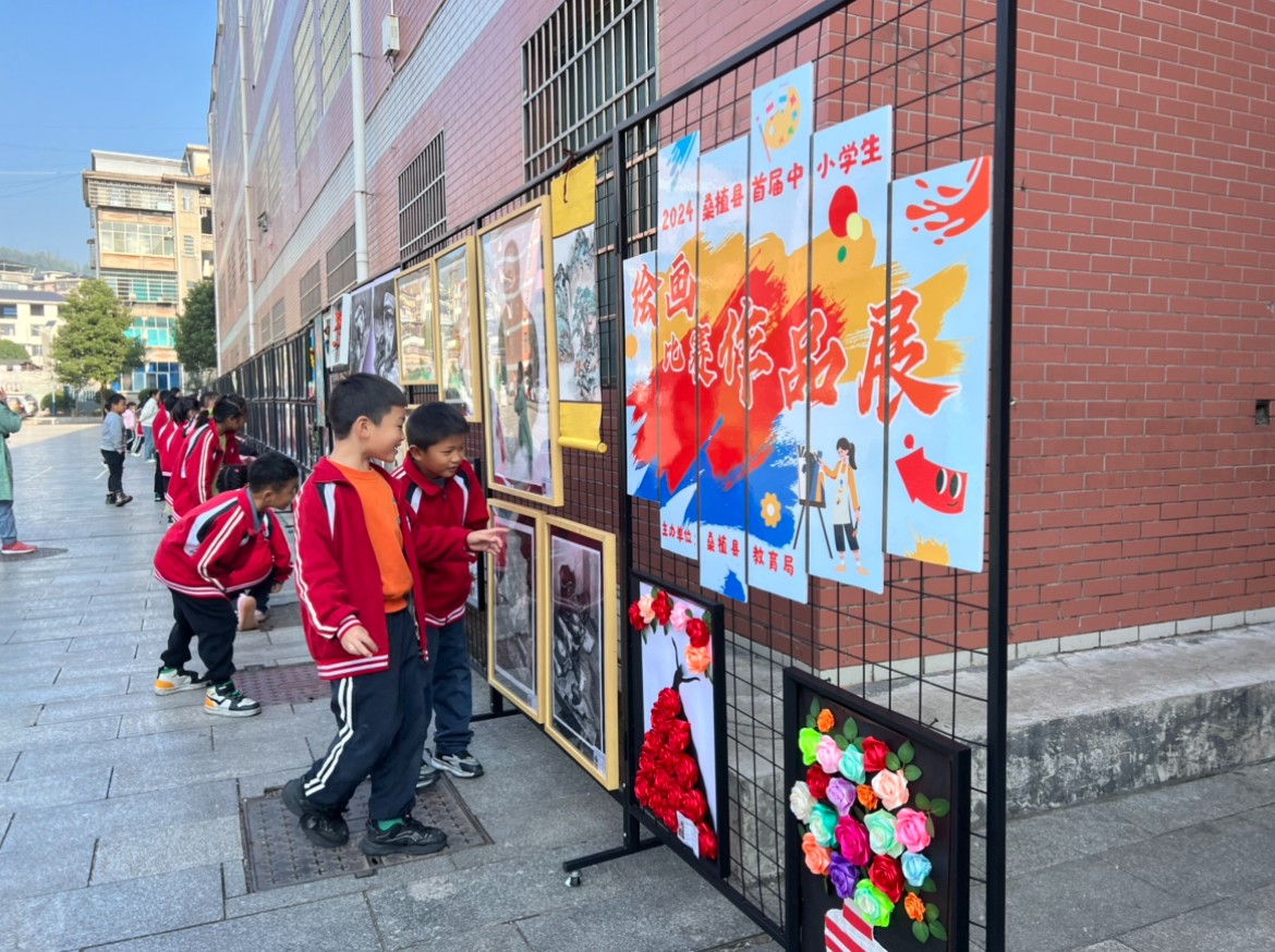 桑植县首届中小学生绘画比赛作品巡回展第二站走进澧源镇第二小学