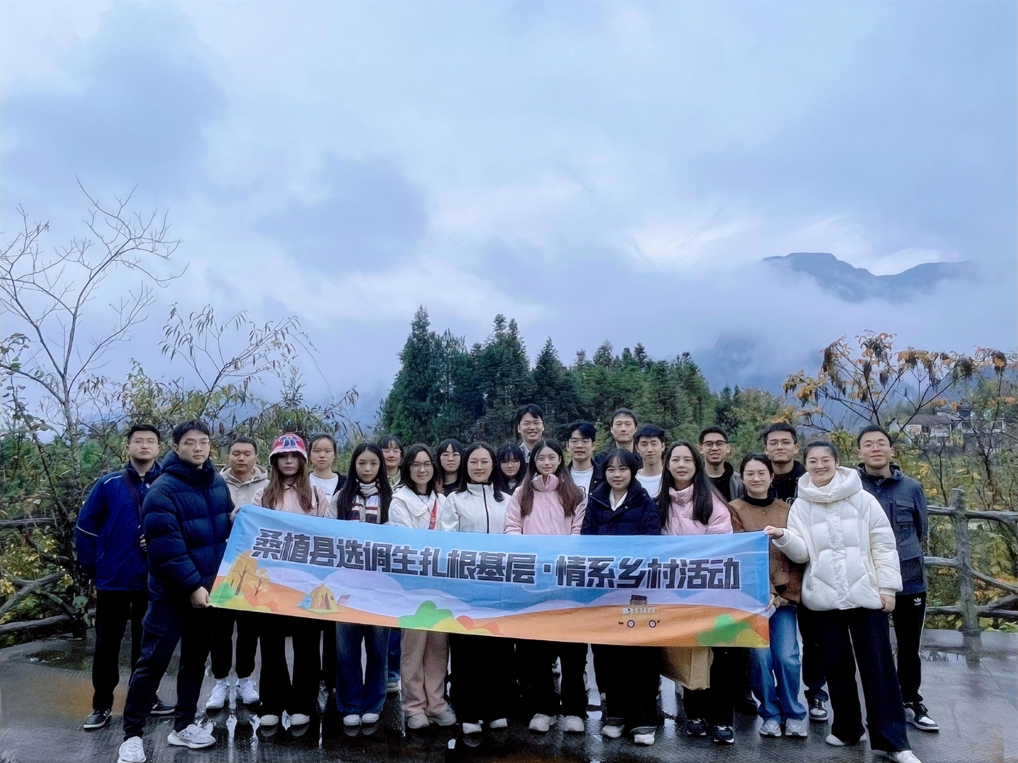 桑植县选调生开展“扎根土地·情系乡村”农耕活动
