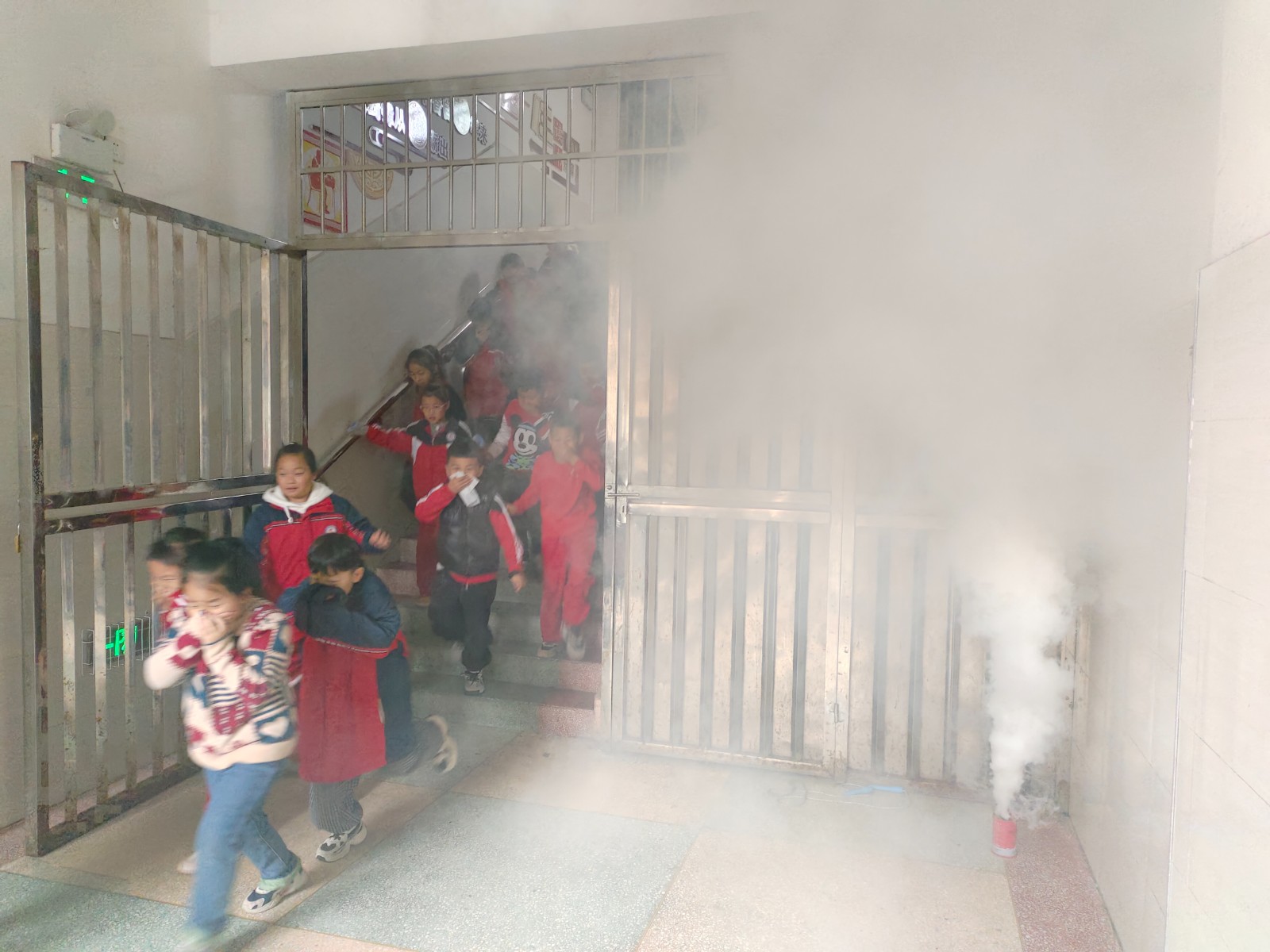 澧源镇第一小学开展消防疏散逃生演练