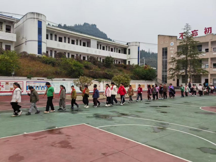 苦竹坪小学：美化环境 从身边做起