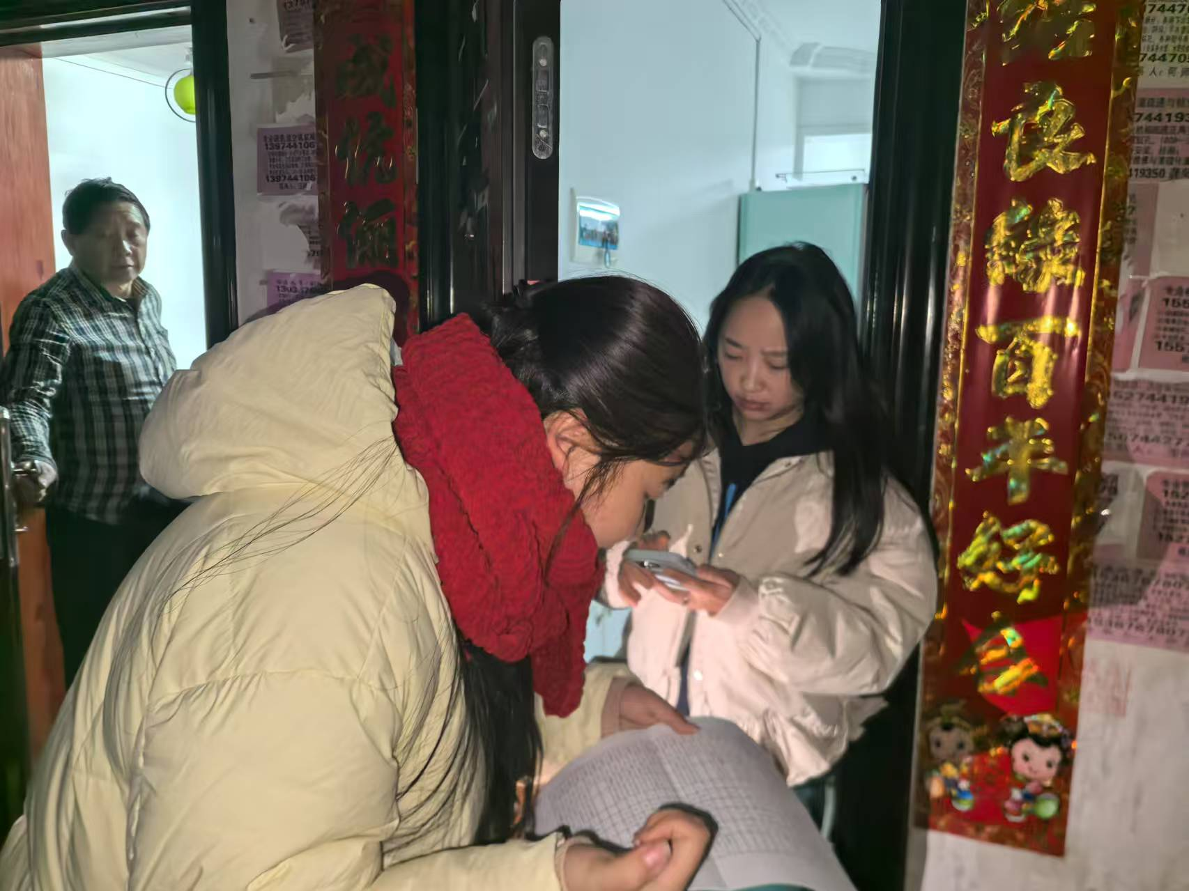 澧源镇：“敲门行动”筑牢社区冬季安全防护网