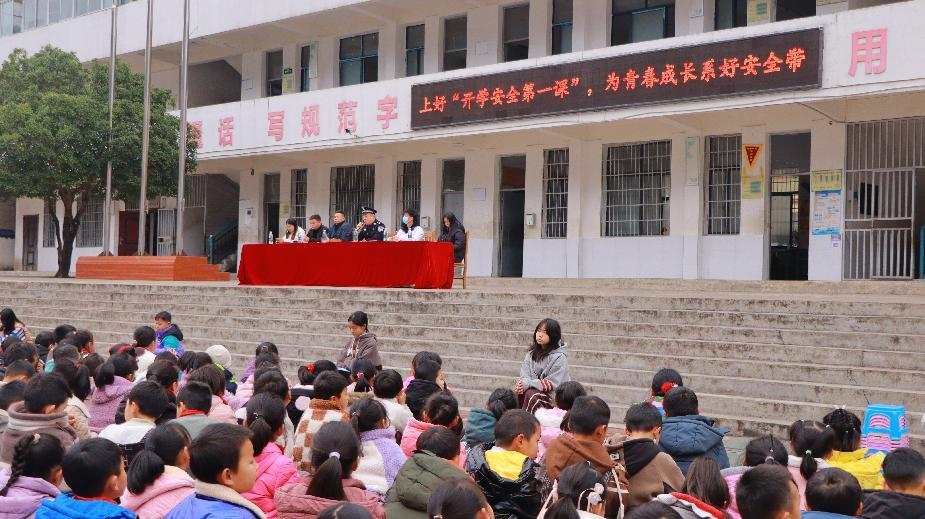 竹叶坪乡：工作人员进校园 讲授“开学安全第一课”