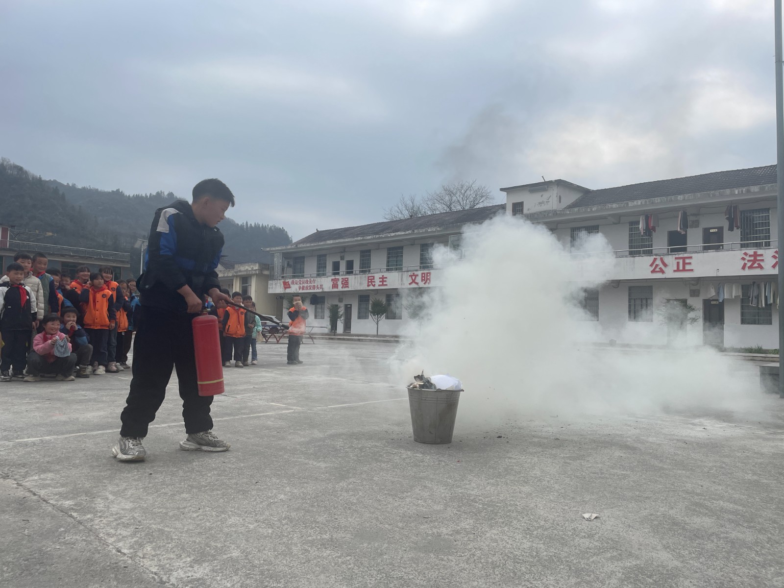 八大公山小学开展消防实战演练