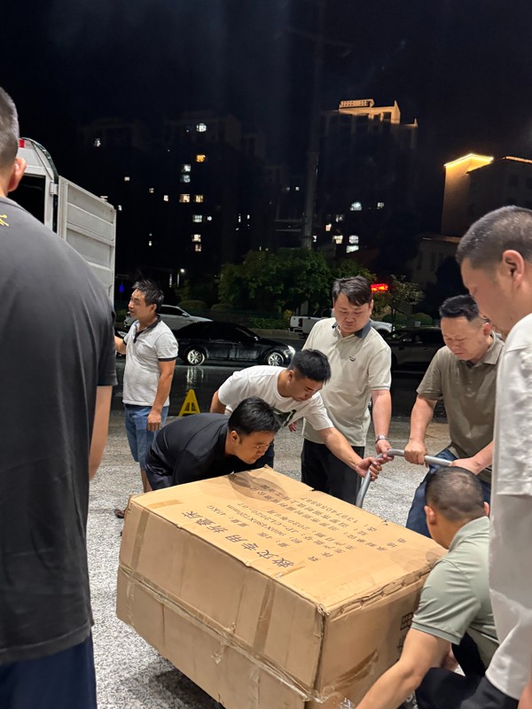 桑植县老发集团连夜奋战 保障300余名转移群众安心安置