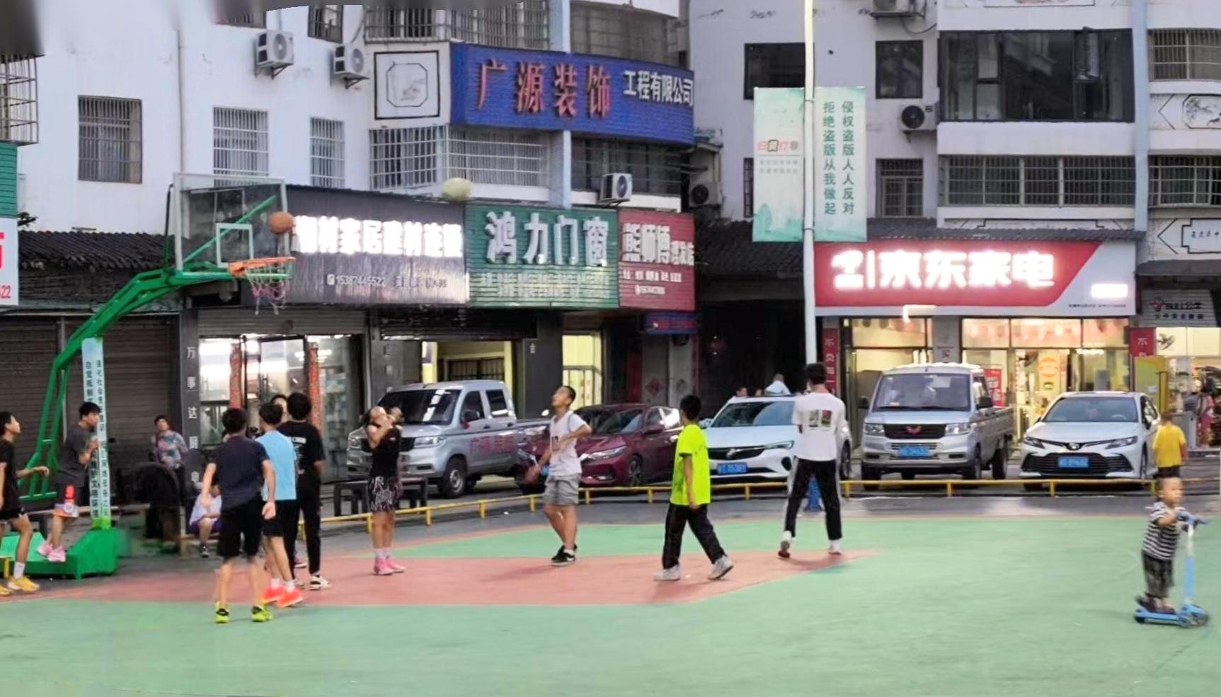 芙蓉桥白族乡：广场灯火明 乡亲笑颜开