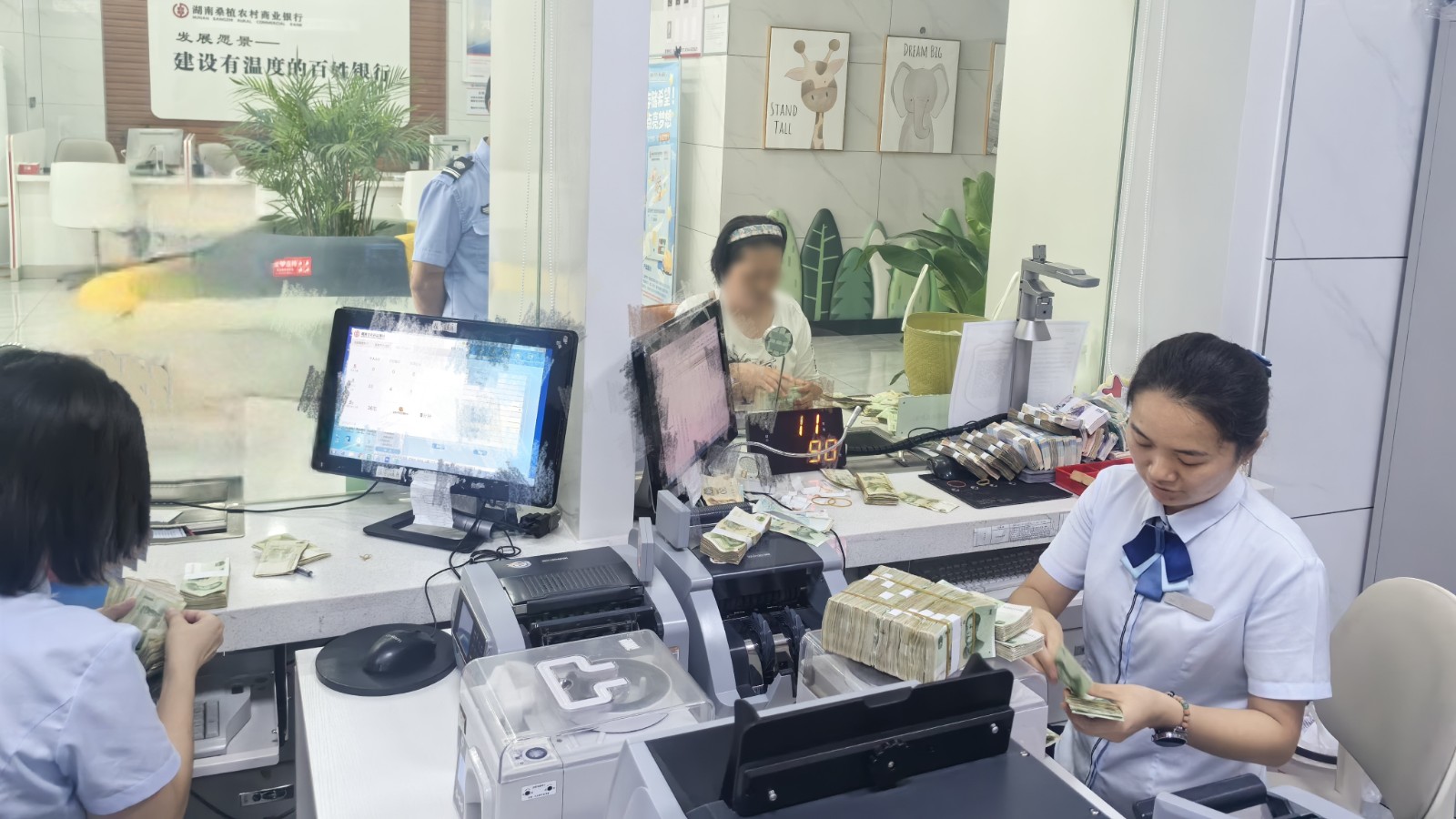 桑植农商银行：全力“抢救”3万元“水淹钞”