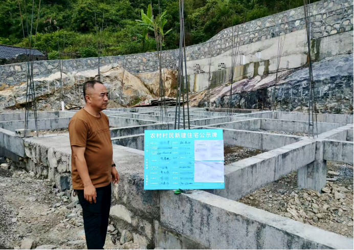 八大公山镇：送牌到家暖民心 阳光建房守规范