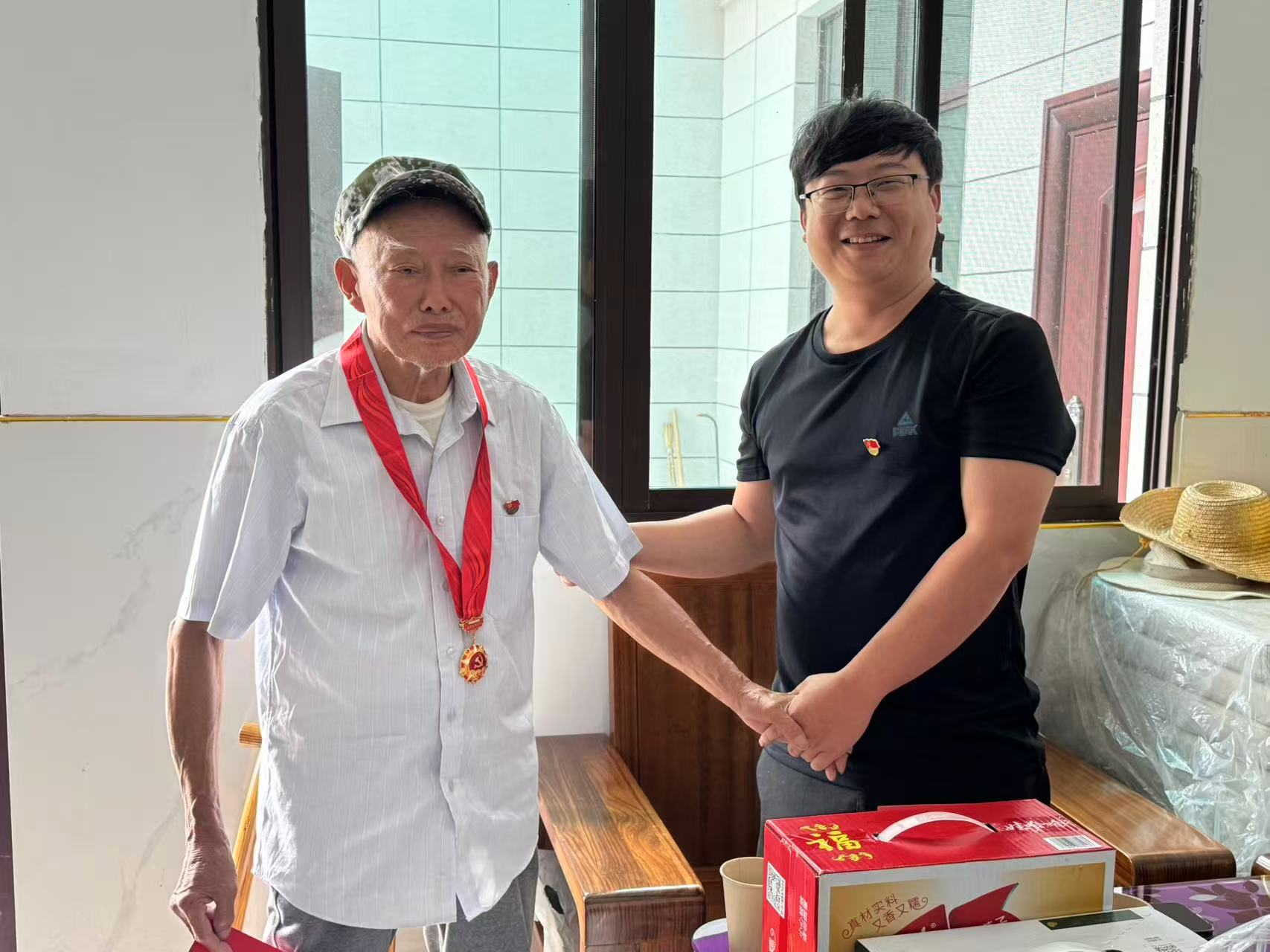 西莲学校开展“光荣在党50年”纪念章颁发活动