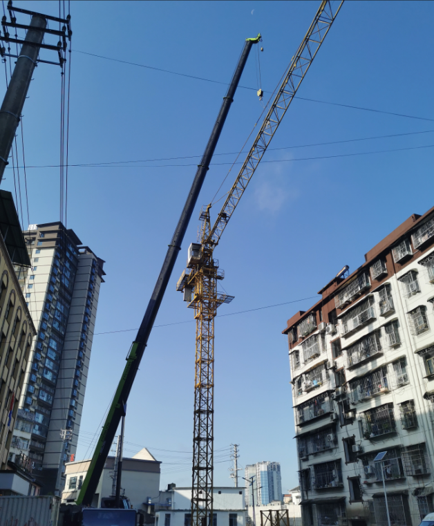 桑植县依法拆除闲置塔吊 消除“头顶”隐患