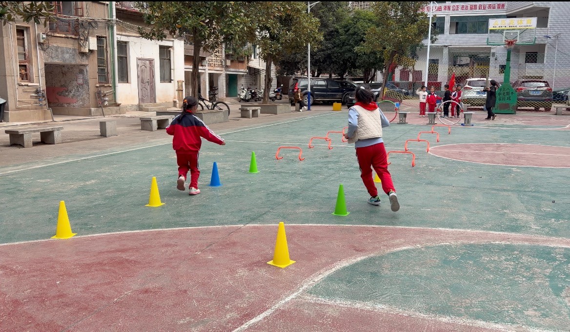 澧源镇第一小学举行“融合趣味障碍跑”活动