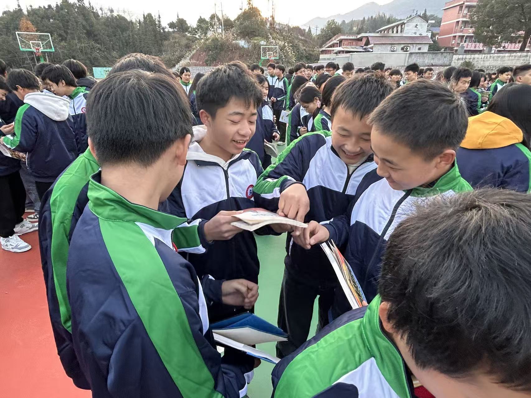 爱心团队为凉水口中学捐赠600余册图书