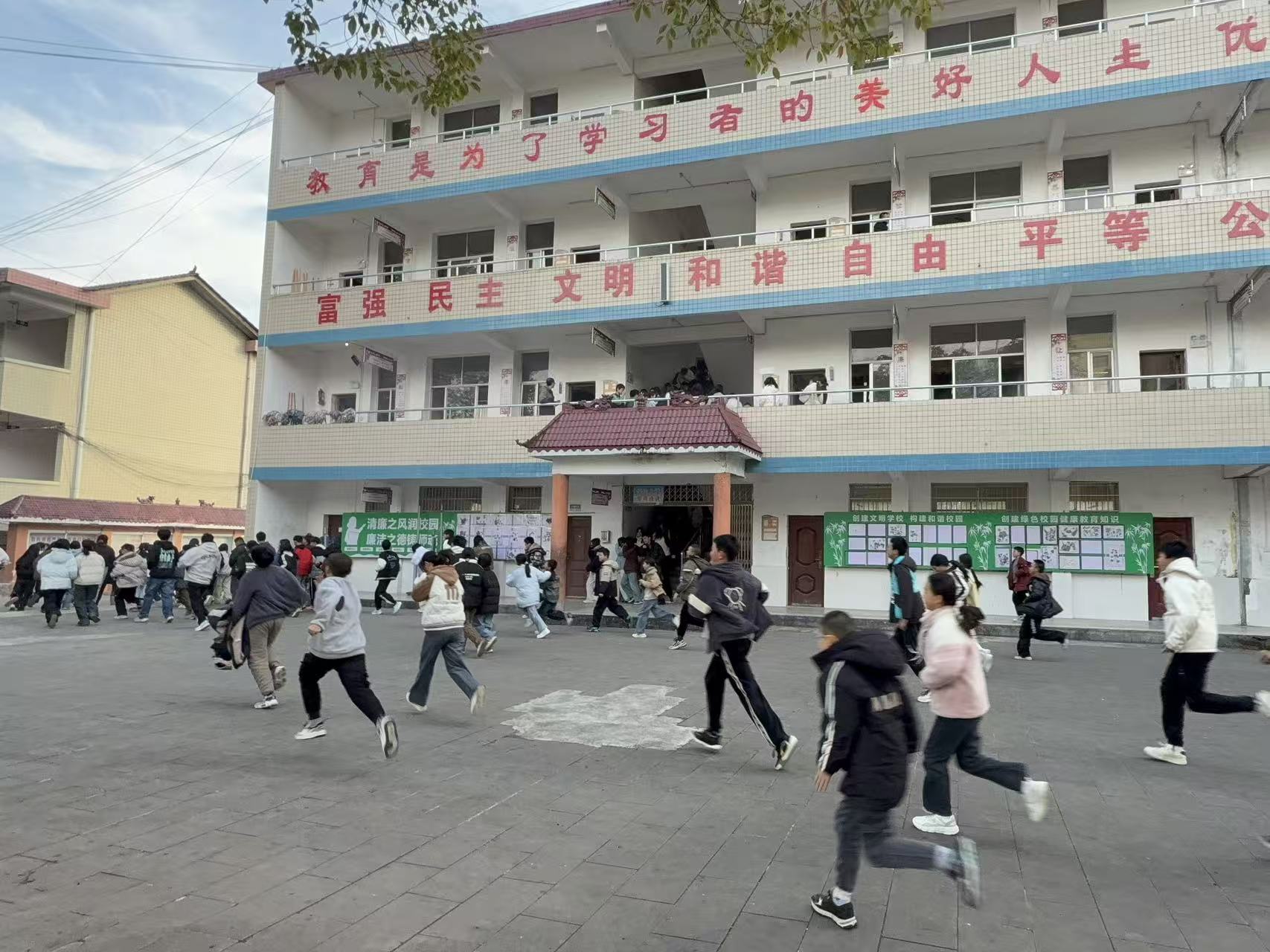 陈家河中学开展消防安全应急演练