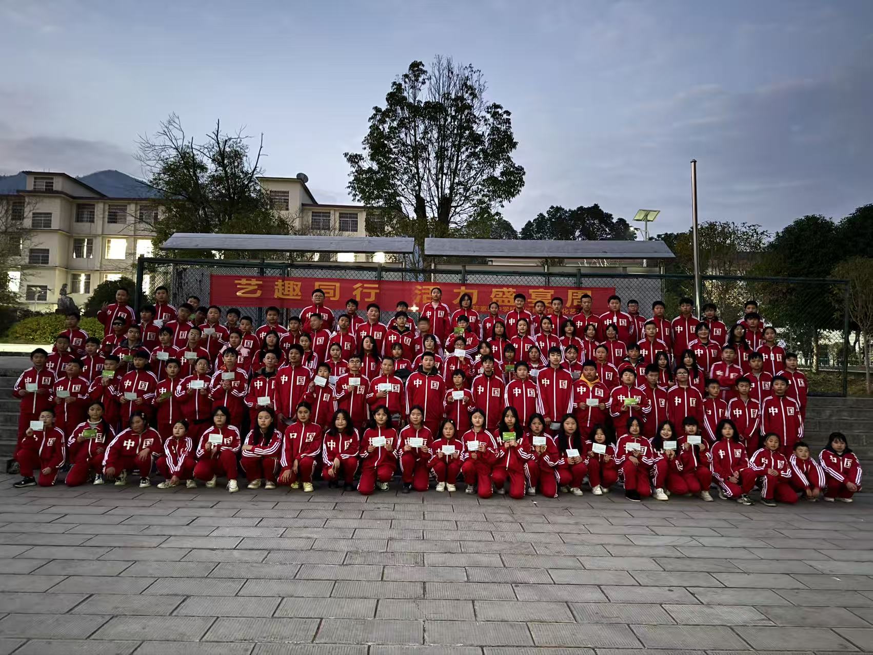 雅礼实验中学为陈家河中学初一129名学生捐赠校服