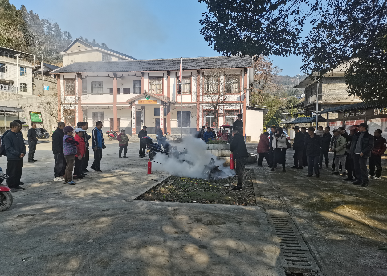 沙塔坪乡大木塘村开展消防安全宣传培训暨灭火器全覆盖配备工作