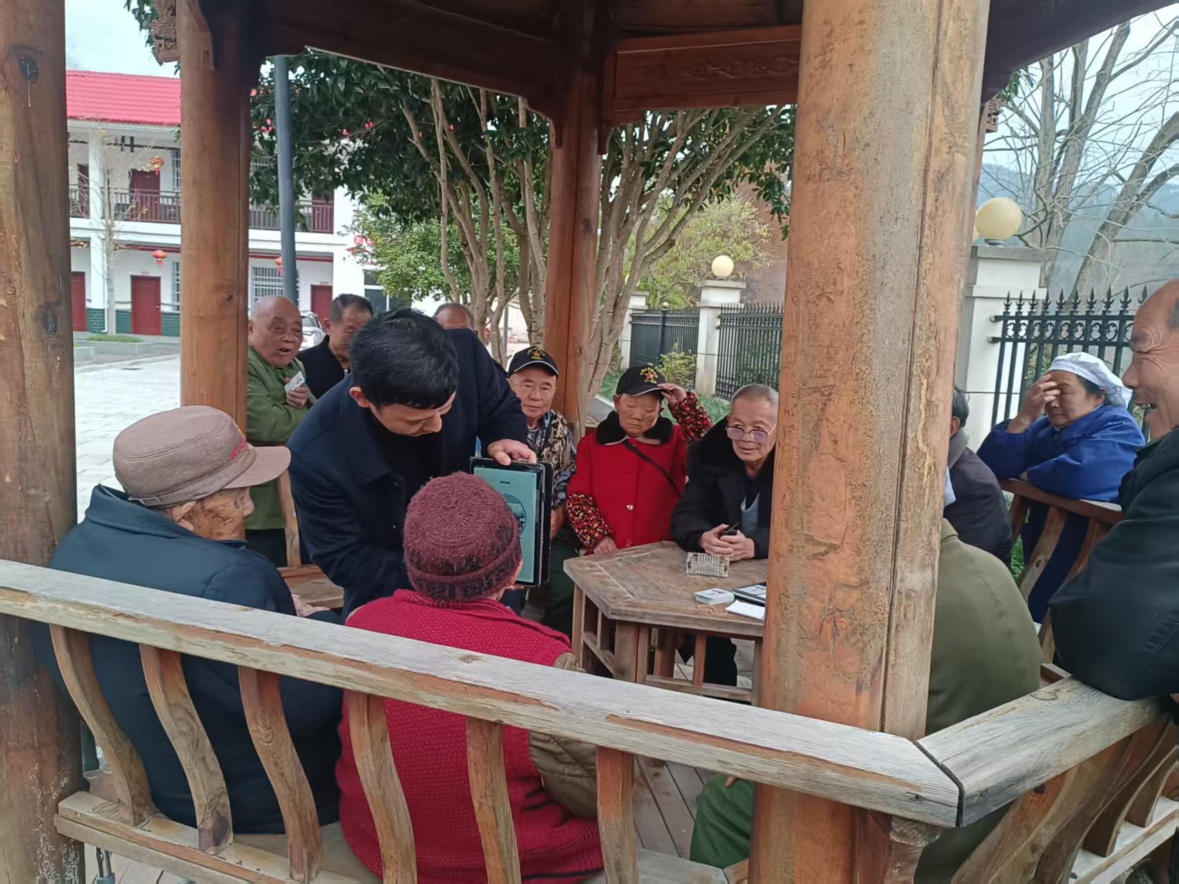 桑植农商银行：移动柜台进村组 温暖服务入家门