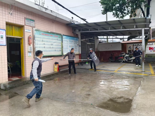 以练促防，守护平安——瑞塔铺小学开展反恐防暴实战演练