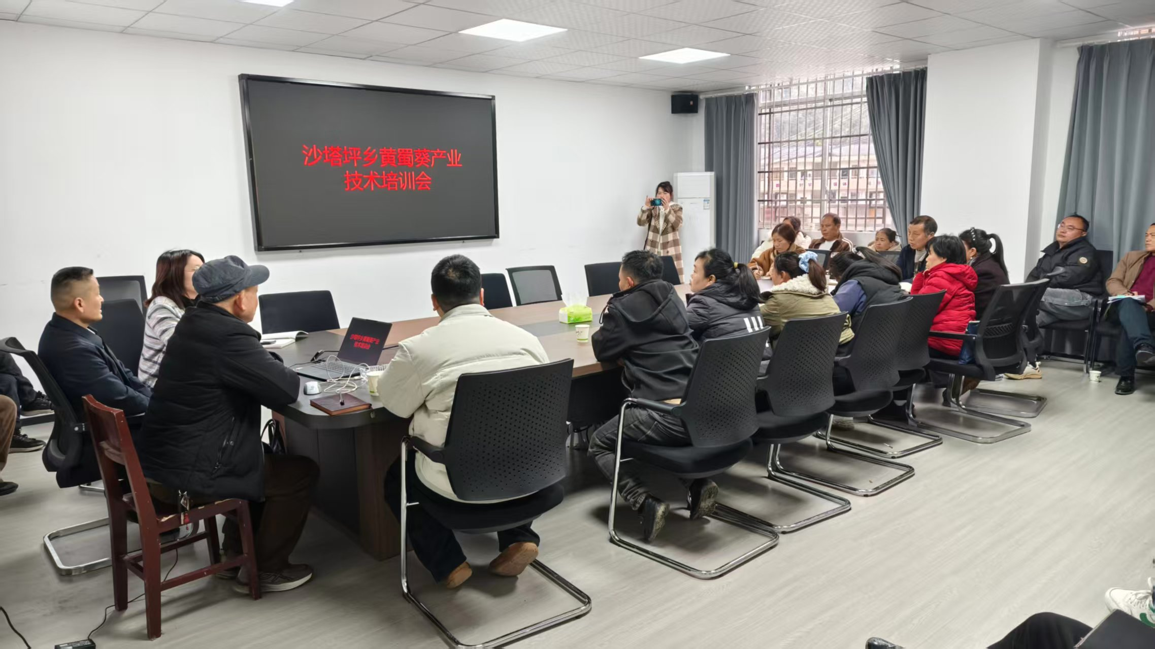 以会促干——县集体经济办为沙塔坪乡黄蜀葵种植 “传技明责”