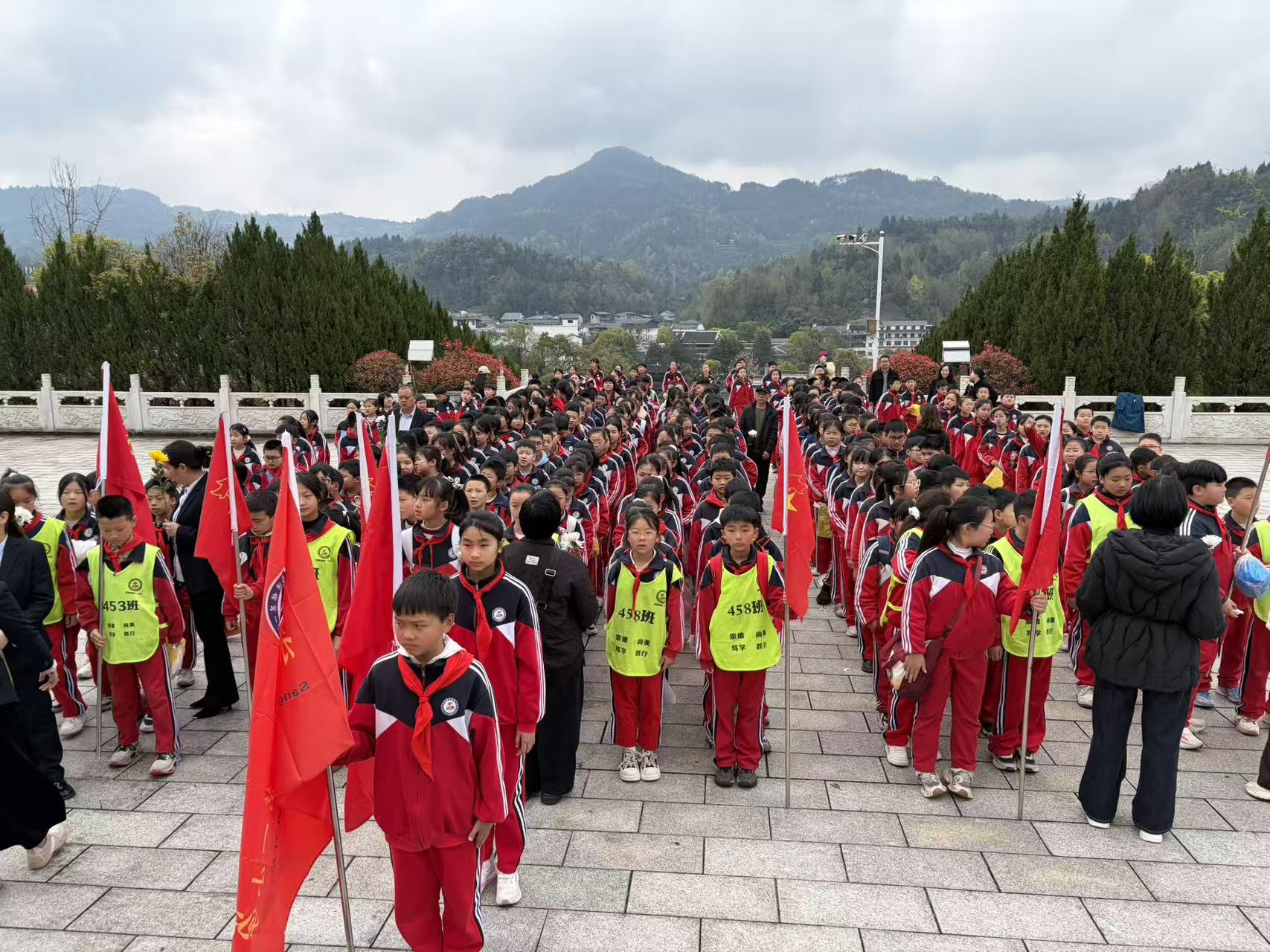 清明祭英烈 紅色潤童心——澧源鎮(zhèn)第一小學(xué)五年級組開展清明祭掃活動