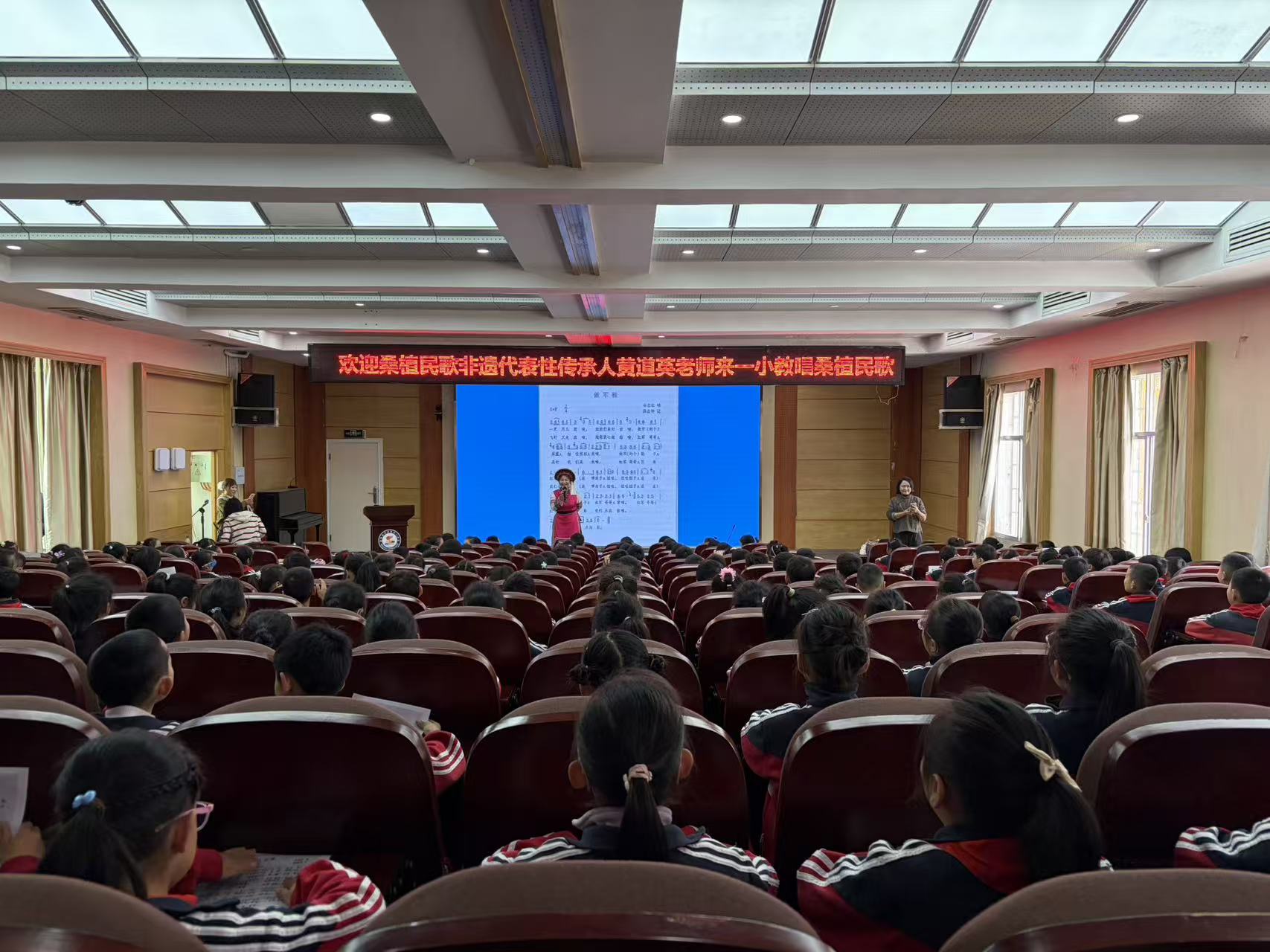 桑植民歌非遗传承人黄道英走进澧源镇第一小学教唱民歌