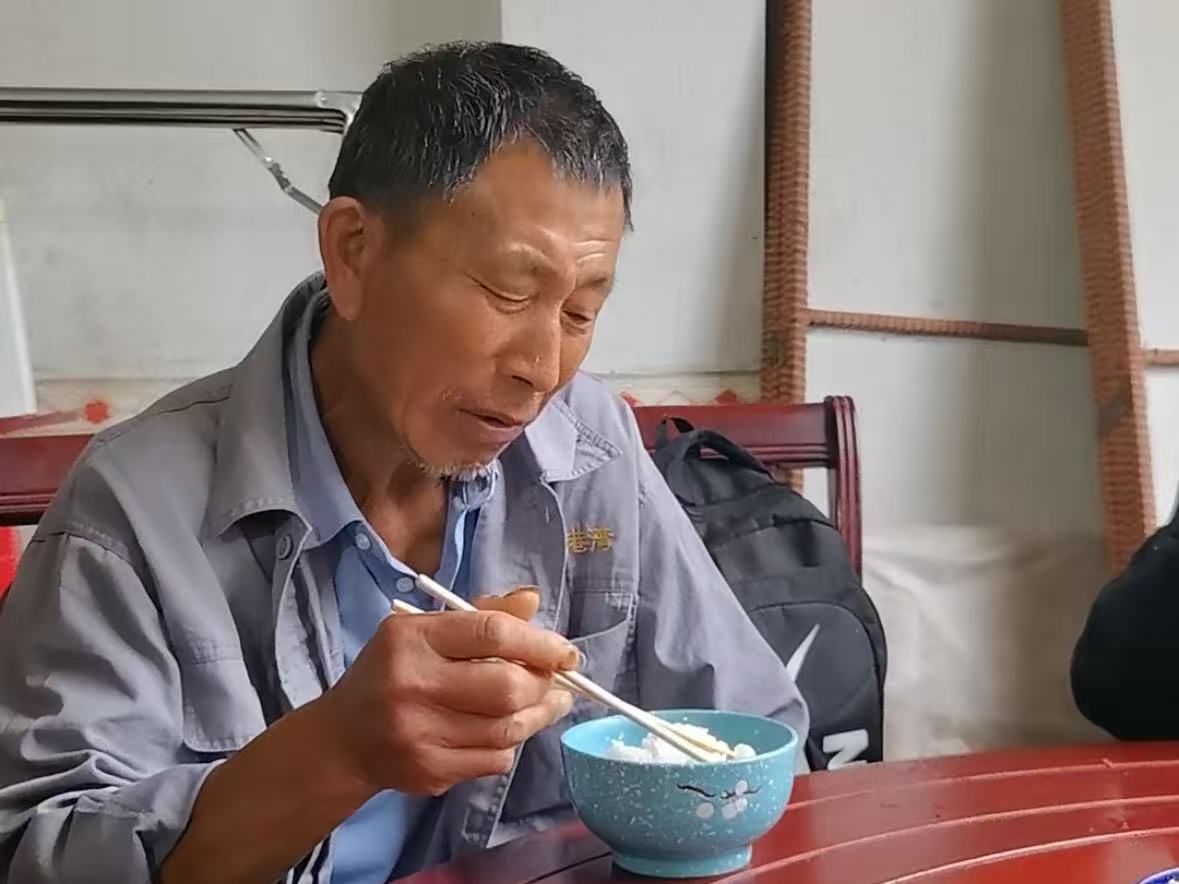 暖心早餐暖胃更暖心 陈家河镇岩屋口村用心守护防汛转移群众