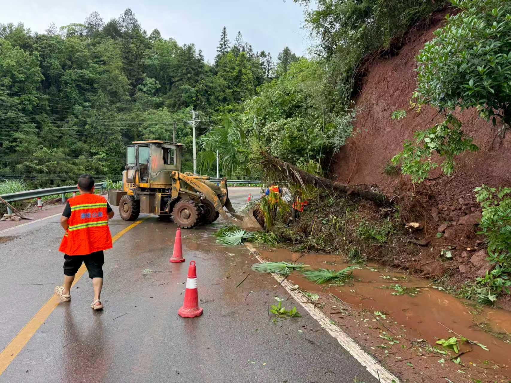 闻“汛”而动保畅通 交通调度全力筑牢乡镇道路安全防线