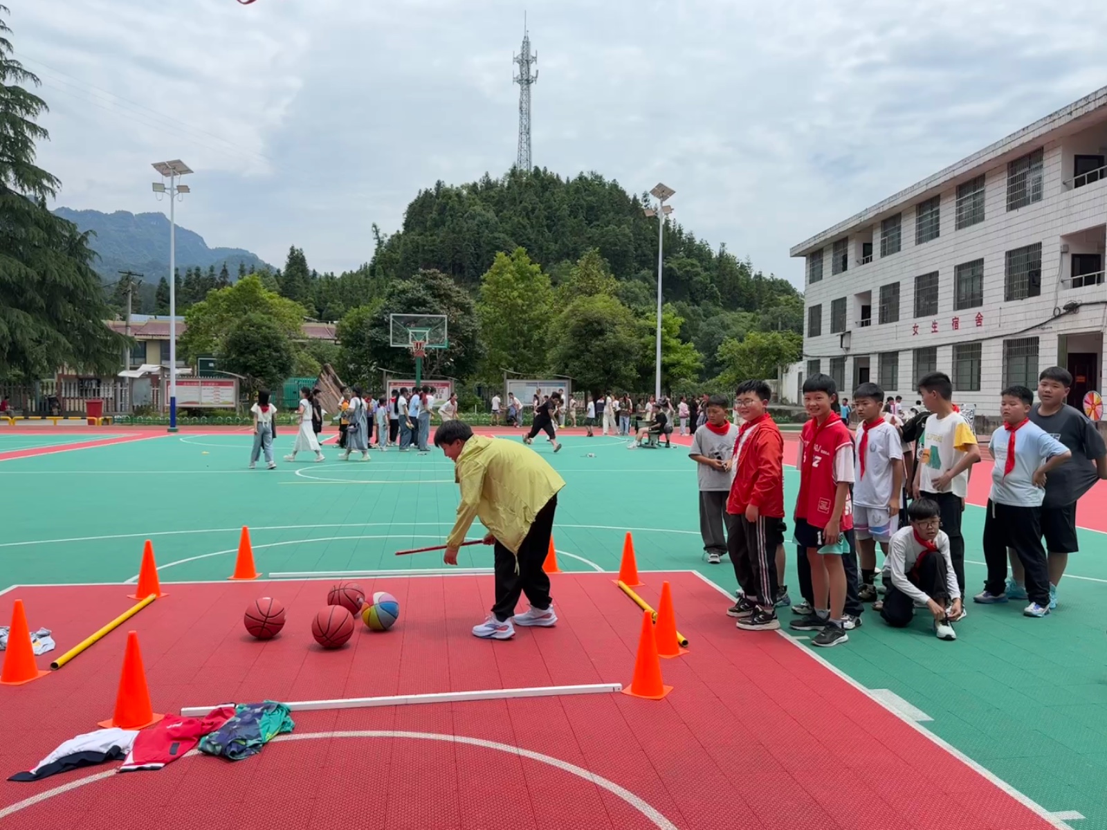 陈家河小学：童心游园 欢度“六一”