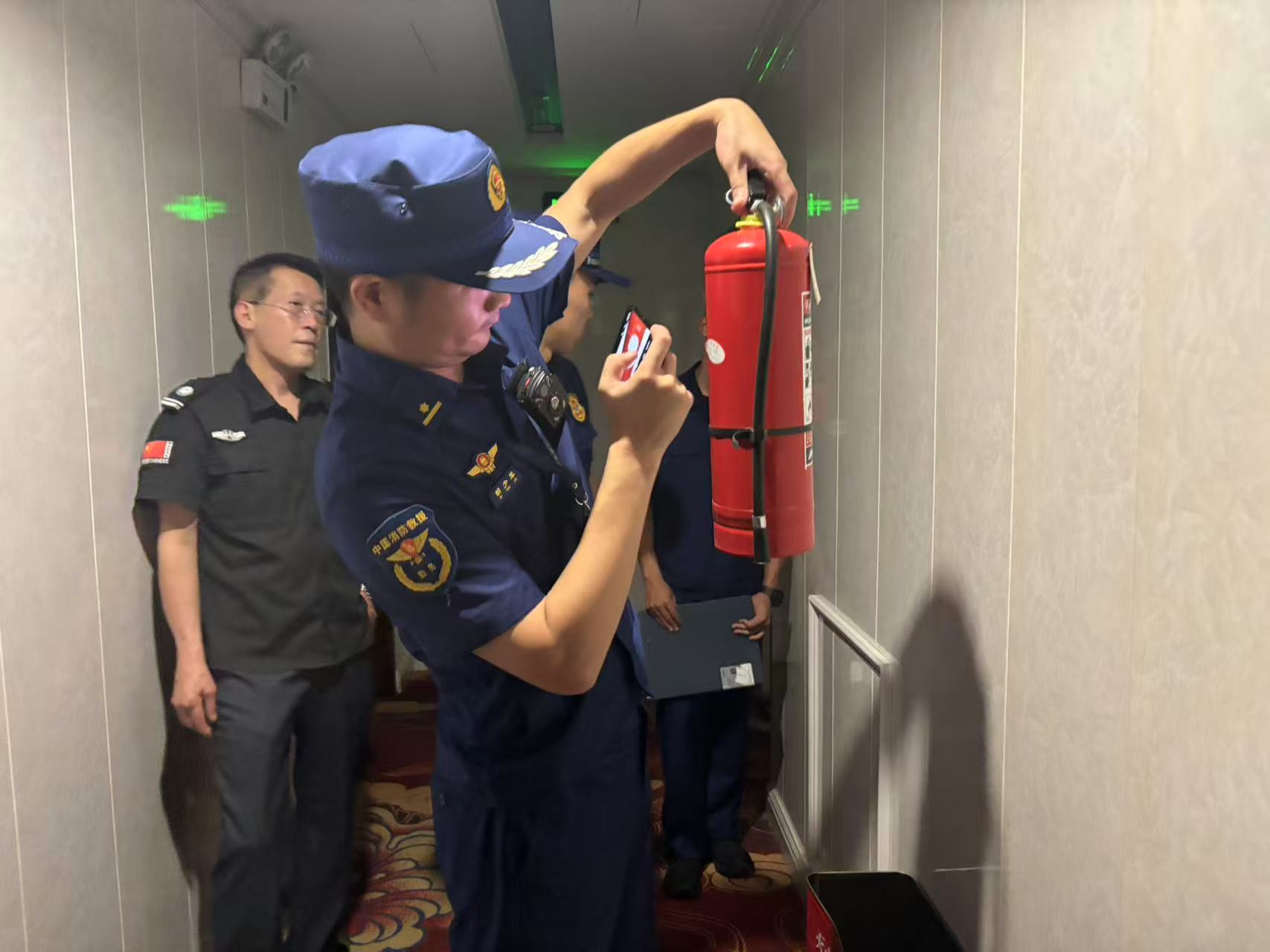 深夜亮剑除隐患 严守平安筑防线：桑植县开展消防安全大排查大整治专项夜查行动
