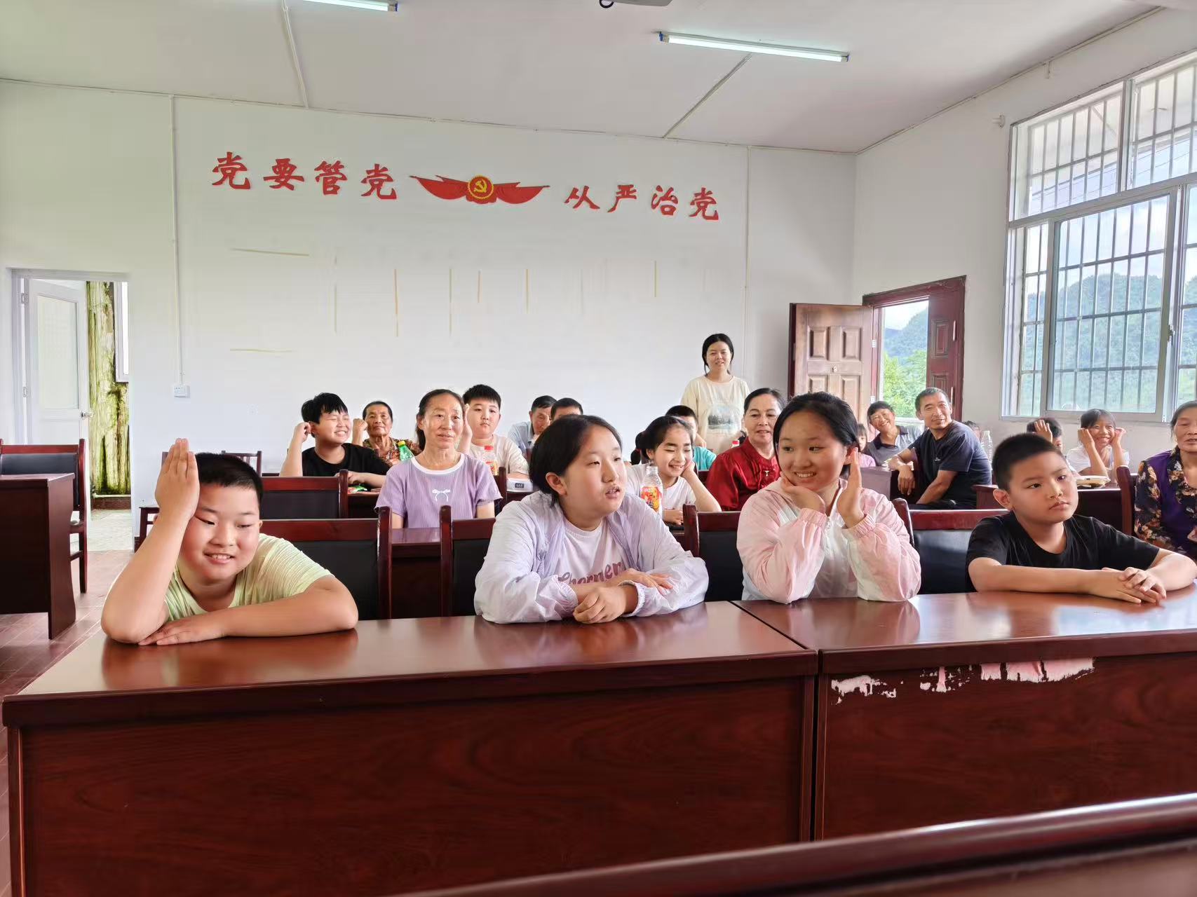 八大公山镇凤凰山村：激活党群阵地 守护青春成长