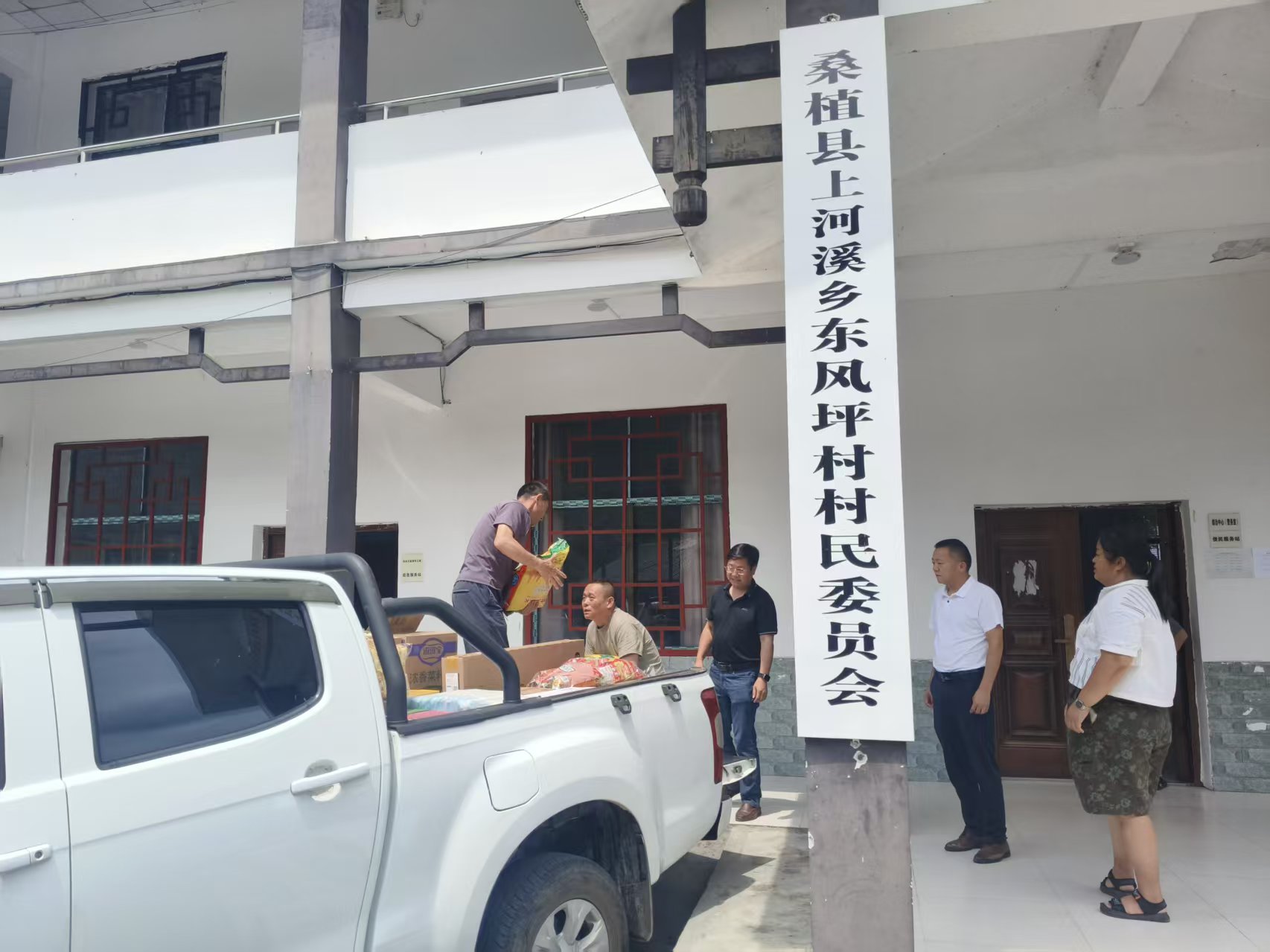 上河溪乡企业爱心驰援东风坪村灾后重建