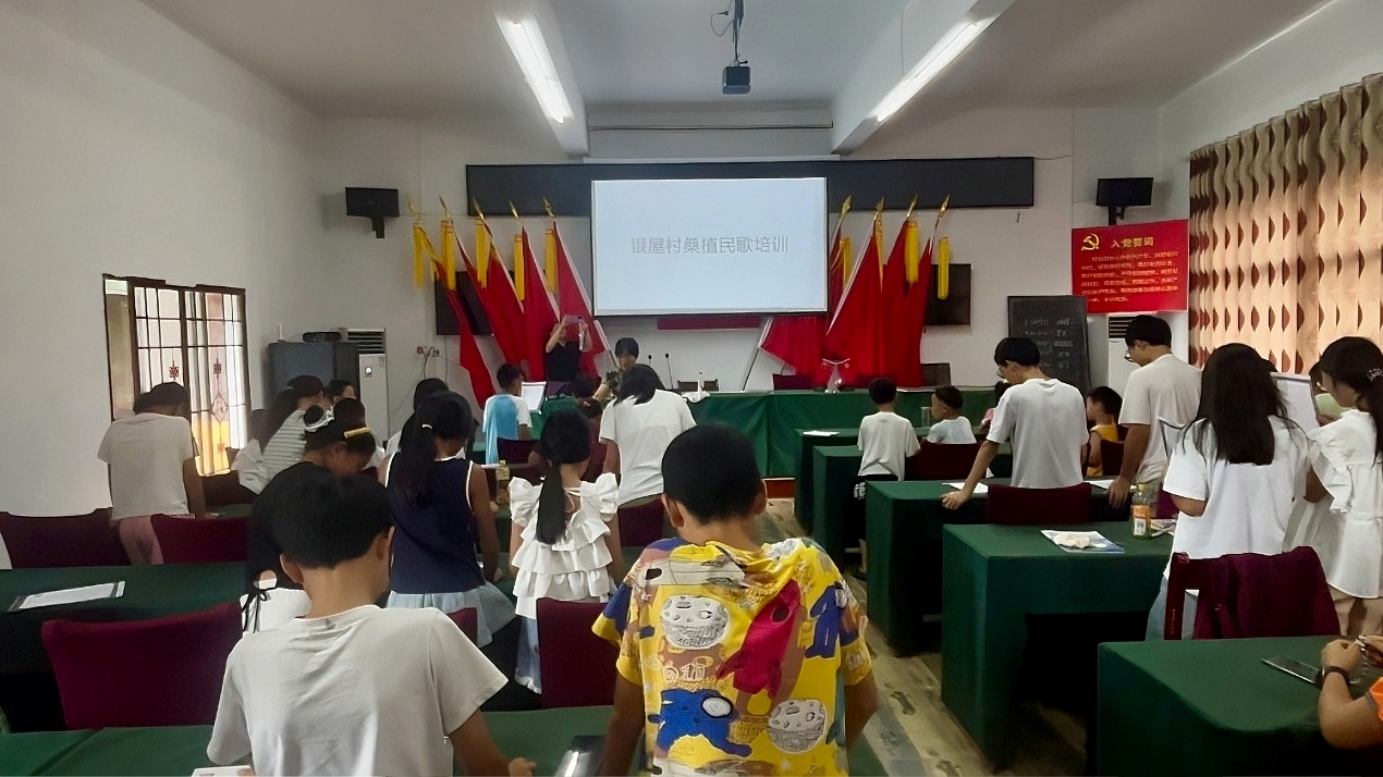 “阳光少年·工伴成长”关爱未成年人成长行动走进银屋村