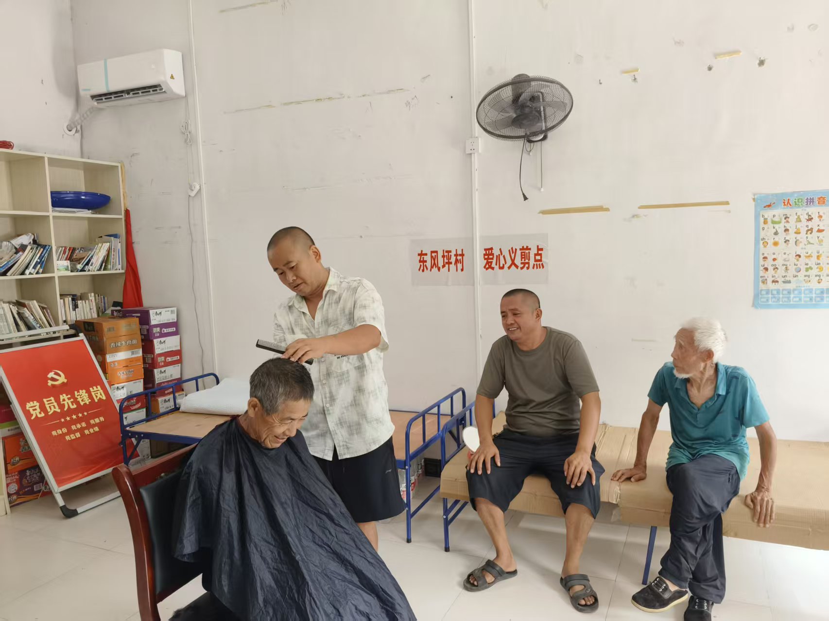 上河溪乡东风坪村开展系列暖心服务活动