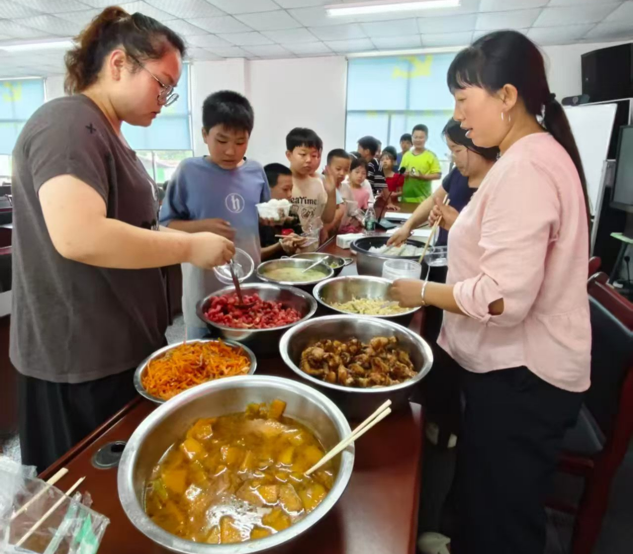 马合口白族乡自生桥村：暑期辅导暖童心 党群阵地护成长