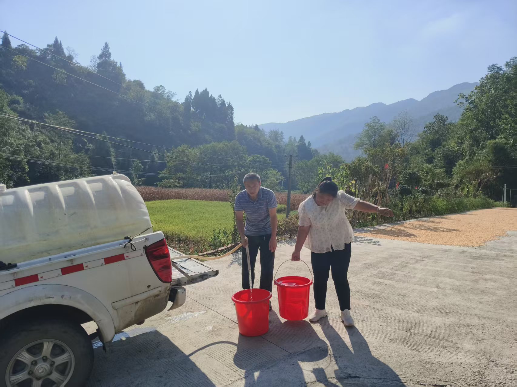 上河溪乡东风坪村：抗旱送水解民忧 清泉入户暖民心